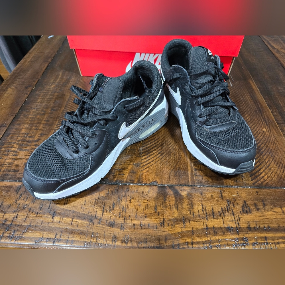 Womens Nike Air Max excee black and grey, sz 6.5